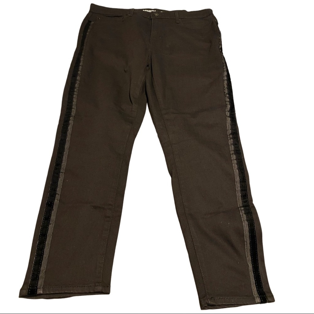 NWT Denizen black jeans with velvet siding cute detail